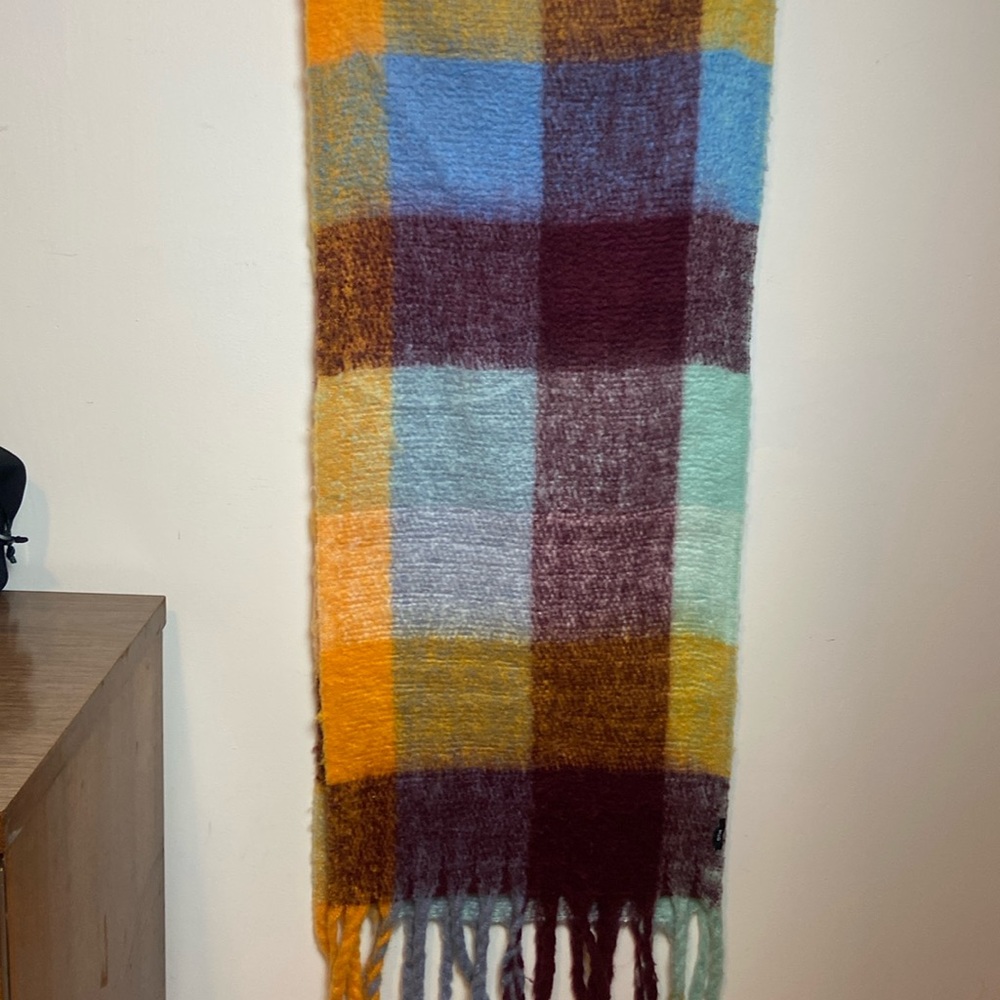 Zara chunky knit scarf. 78 inches by 17 inches. Not including the fringe.